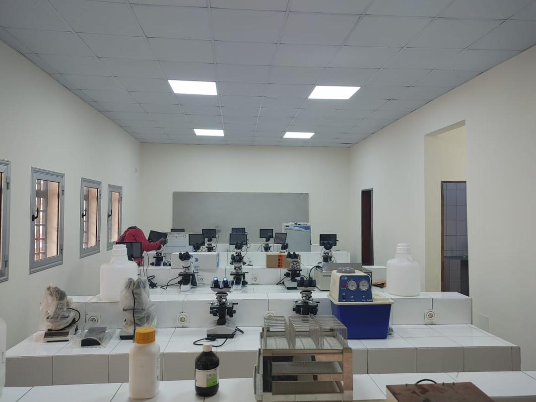 Laboratoire équipé — SADCO SARL